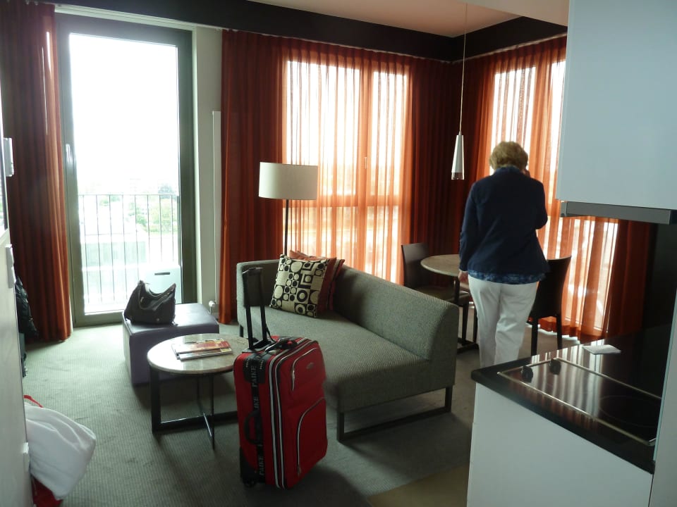 Wohnraum Adina Apartment Hotel Frankfurt Neue Oper