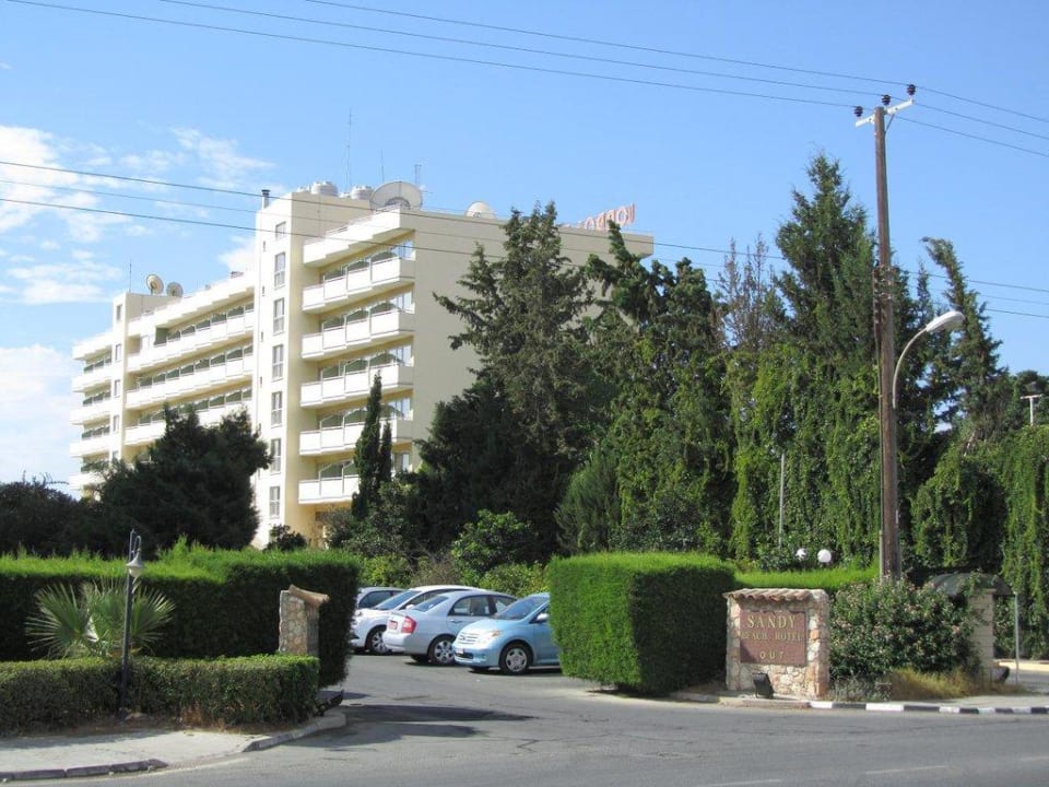 Blick von der Straße auf das Hotel Lordos Beach Hotel & Spa