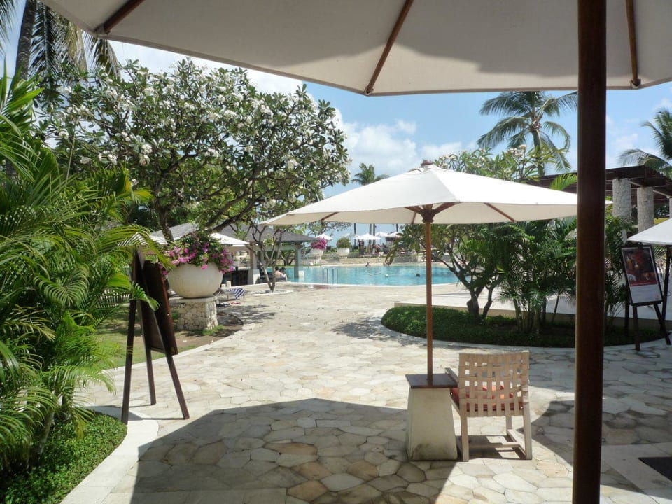 Blick auf den Pool und Garten Holiday Inn Resort Baruna Bali