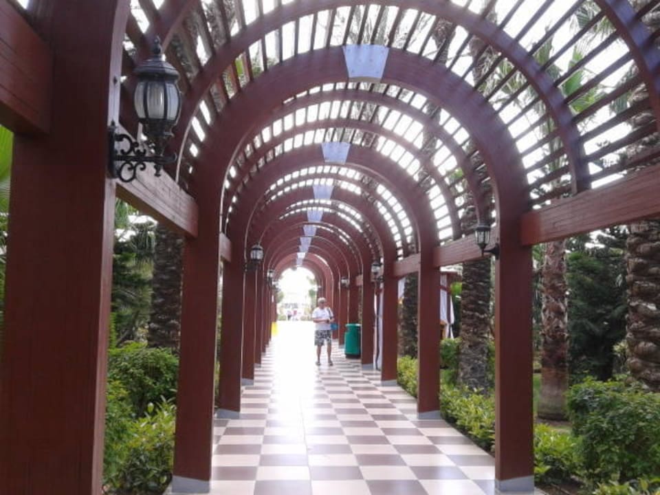 Weg vom Hotel zum Strand Hotel Delphin Diva