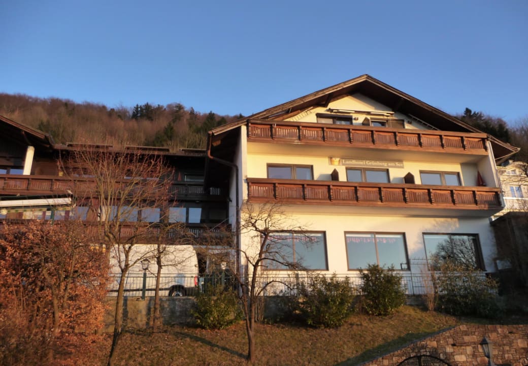Blick von der Uferstraße  Landhotel Grünberg am See