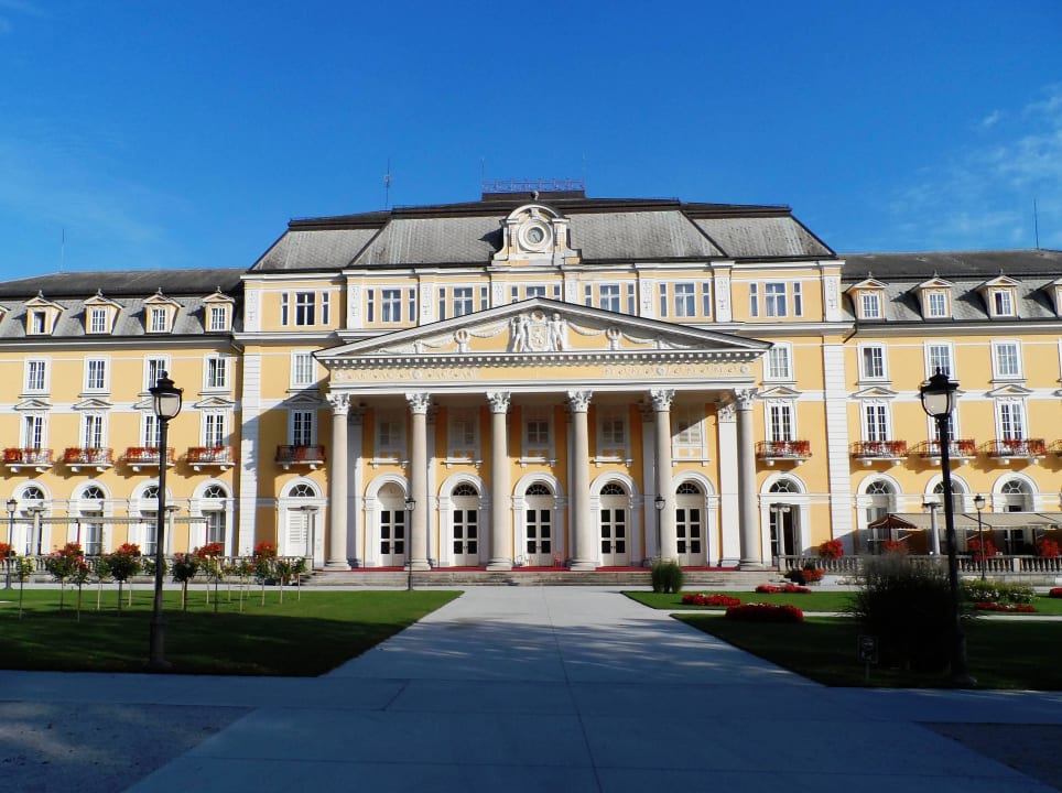 Здание в классическом стиле - парадный  вход Grand Hotel Rogaška Komfort