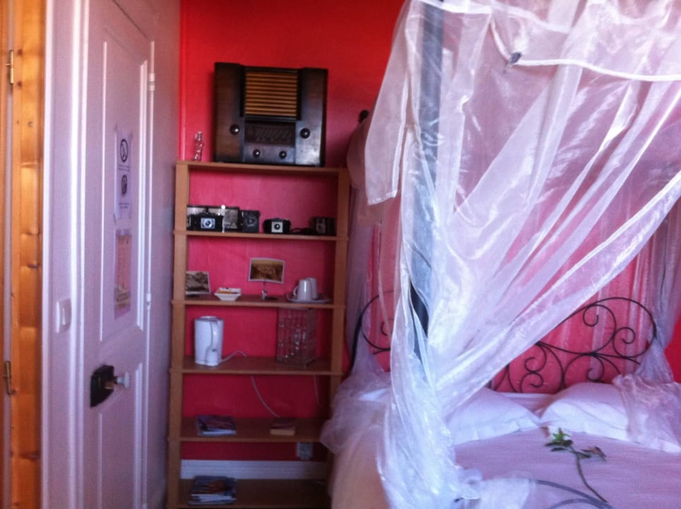 Bett und Regal mit Kaffee-/Teekocher Chambres d'hotes a Cherbourg