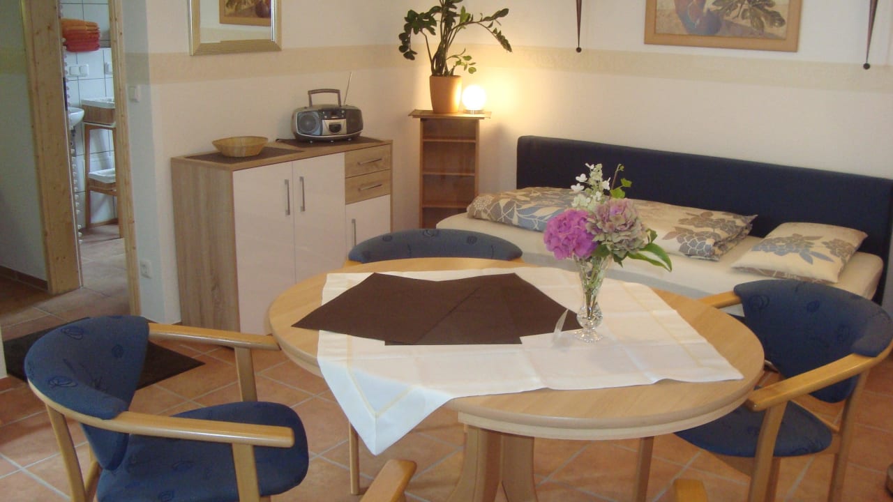 Sofa als Doppelbett App Alttolkewitzer Ferien- & Privatzimmer