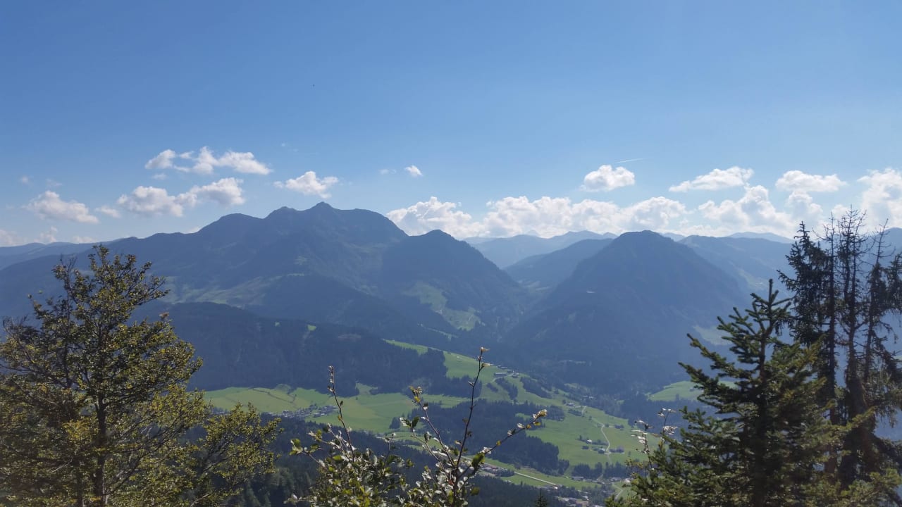 Blick auf Buchensteinwand und St. Jakob links Adults Only Boutique-Hotel Unterlechner