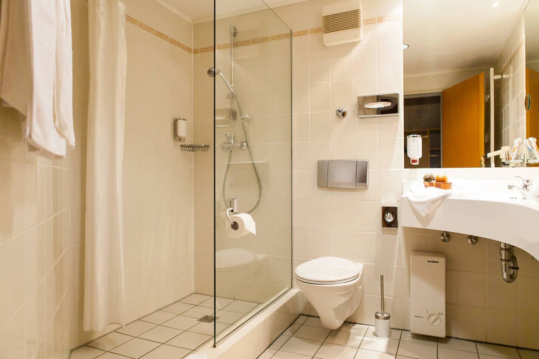 Bad mit Dusche und WC Hotel am Park Stadtkyll