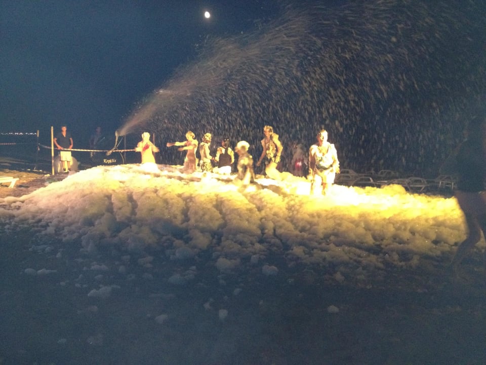 Schaumparty am Strand  Saturn Palace Resort Hotel