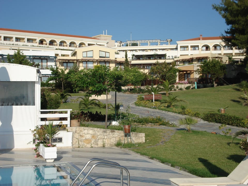 Вид на отель со стороны моря Aegean Melathron Thalasso Spa Hotel