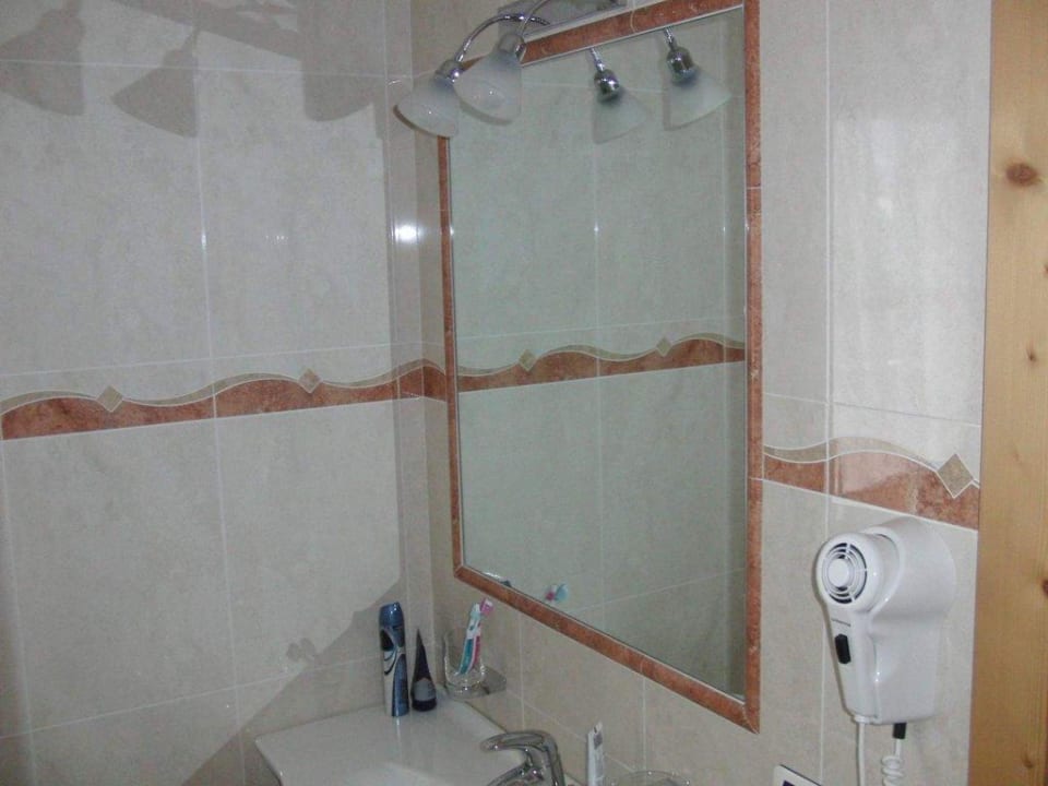 Waschtisch, Spiegel, Fön Residence Zirmei