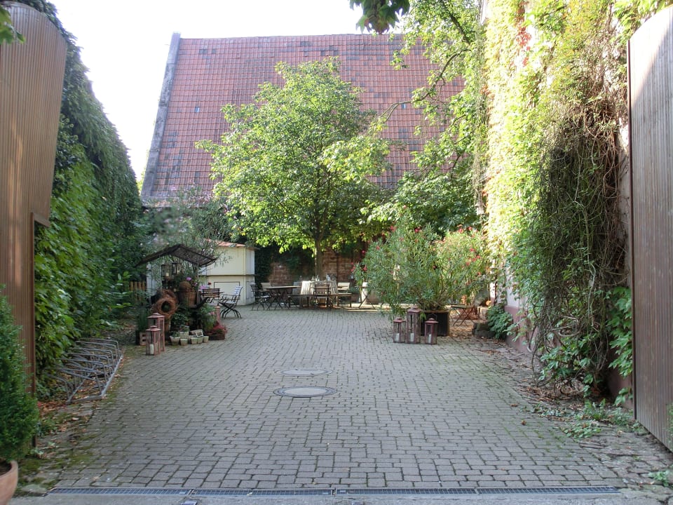 Eingang Hof Hauptgebäude Hotel & Restaurant Grenzhof