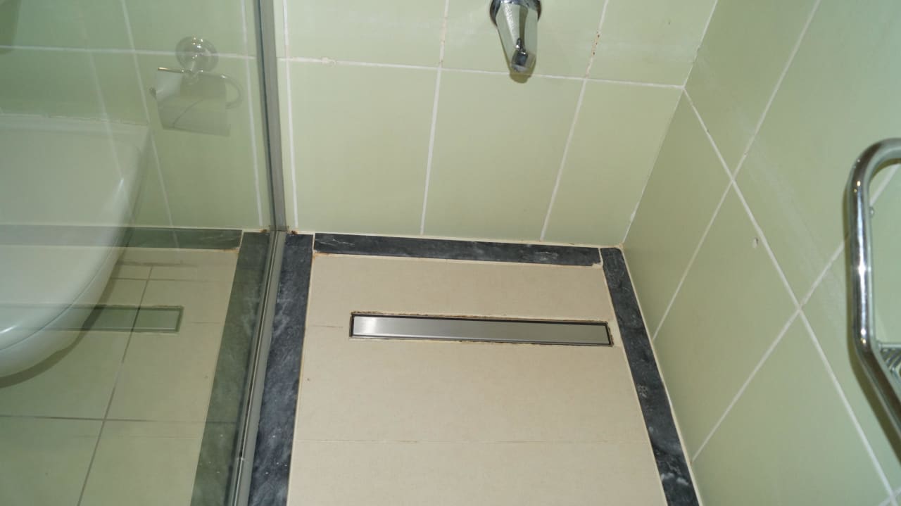 Schimmel in der Dusche aufm Boden Hotel Orfeus Park