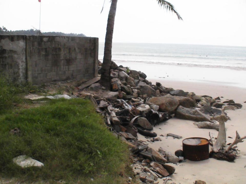 Strand an der Hotelmauer Best Western Premier Bangtao Beach Resort & Spa