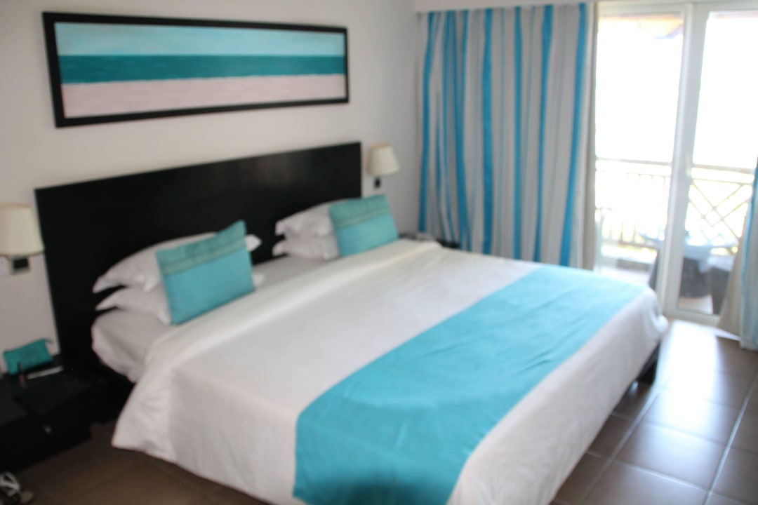 Das Doppelbett im Zimmer Pearle Beach Resort & Spa