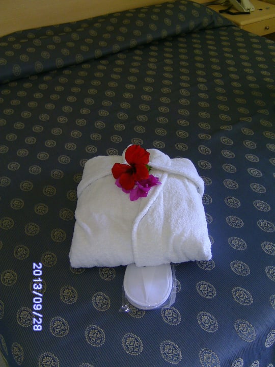 Begrüßung mit Bademantel und Badeschlappen Hotel Kalithea Mare Palace