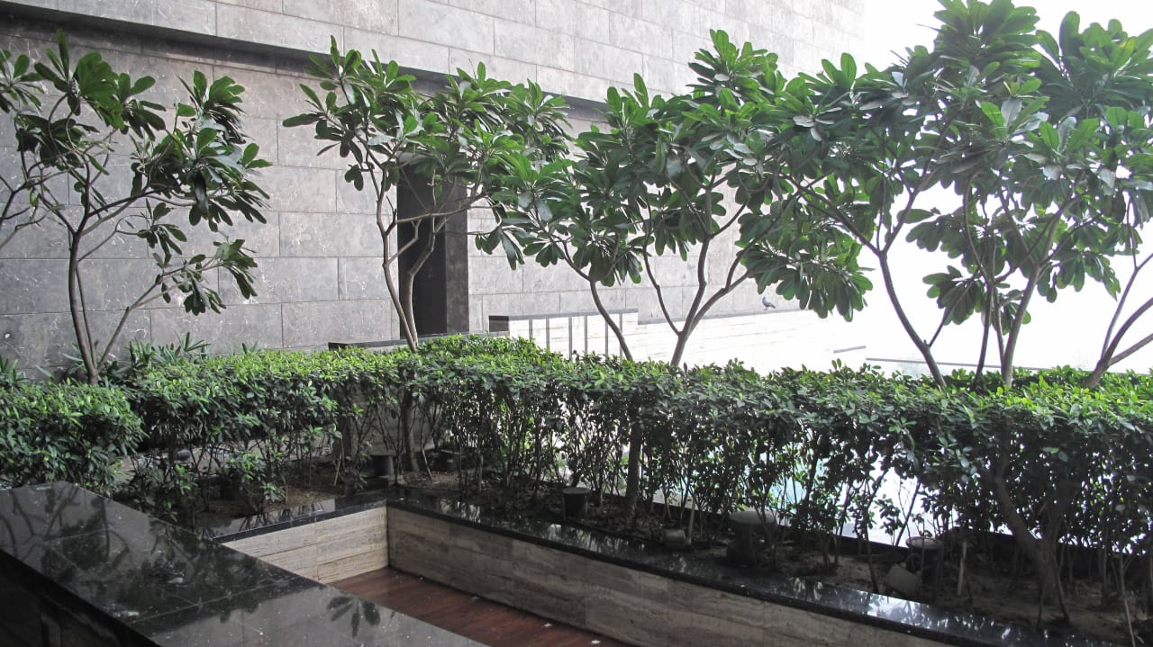 Nett begrünt The Leela Ambience Convention Hotel Delhi