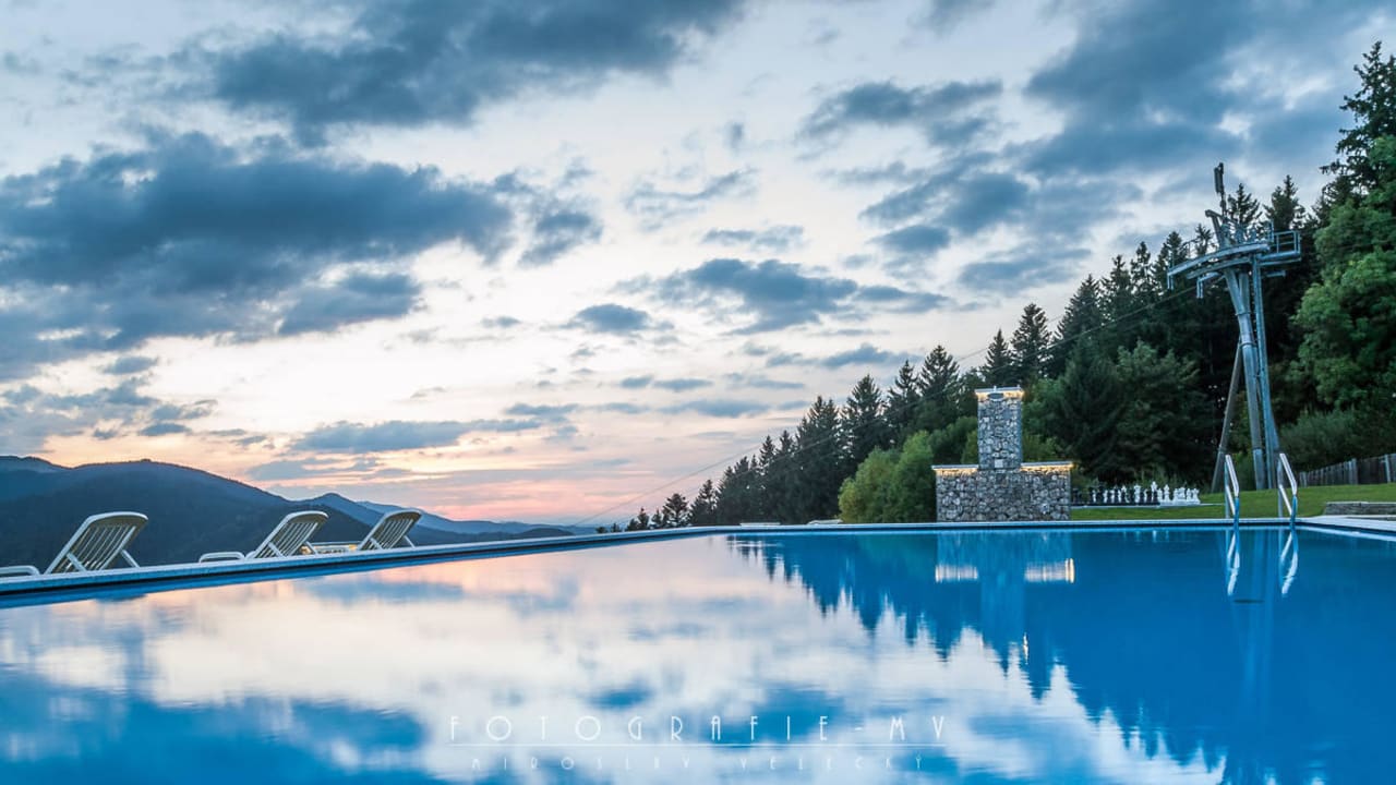 Pool mit Panorama Hotel Schliersberg Alm