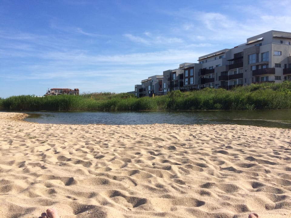 Blick über den Fluß am Strand Sol Luna Bay