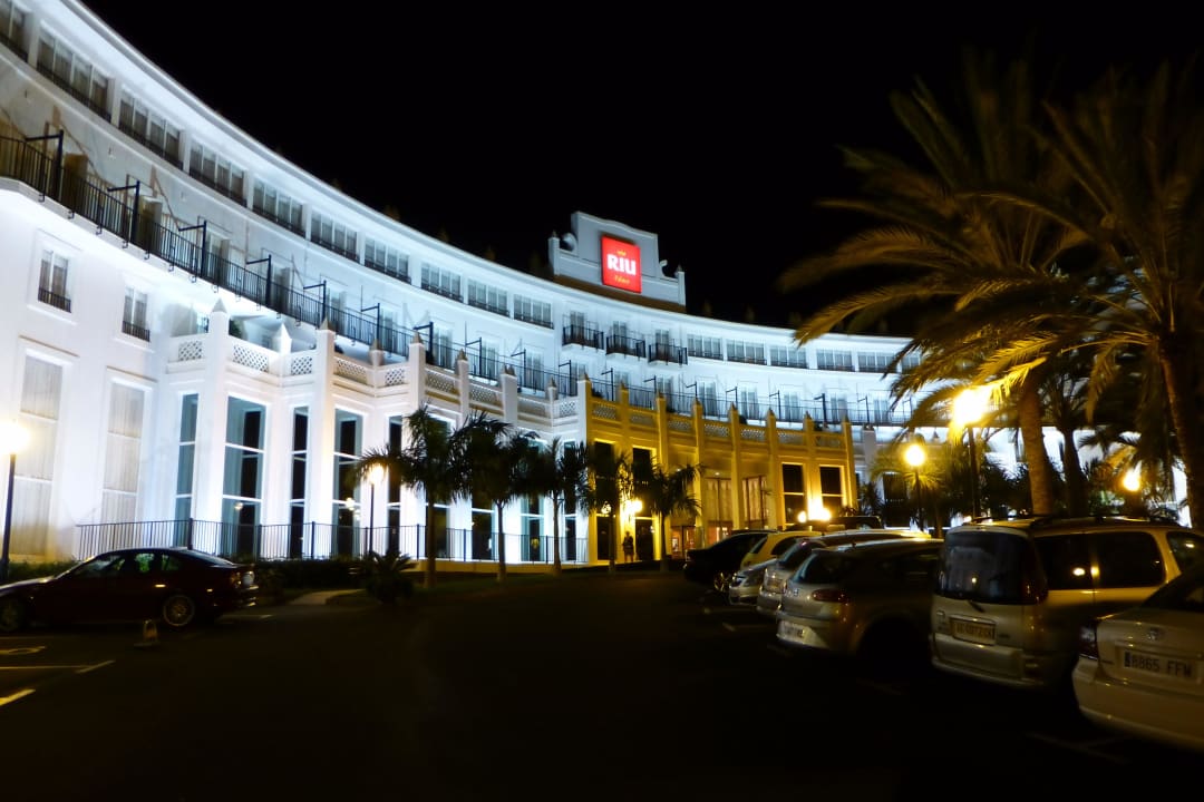 Der Hoteleingang bei Nacht Hotel Riu Palace Meloneras
