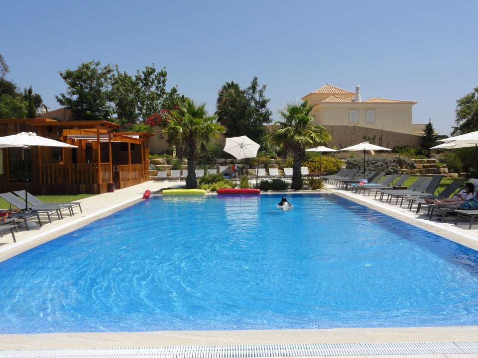 Pool und Poolbar (hinten links) Pinheiros da Balaia Villas