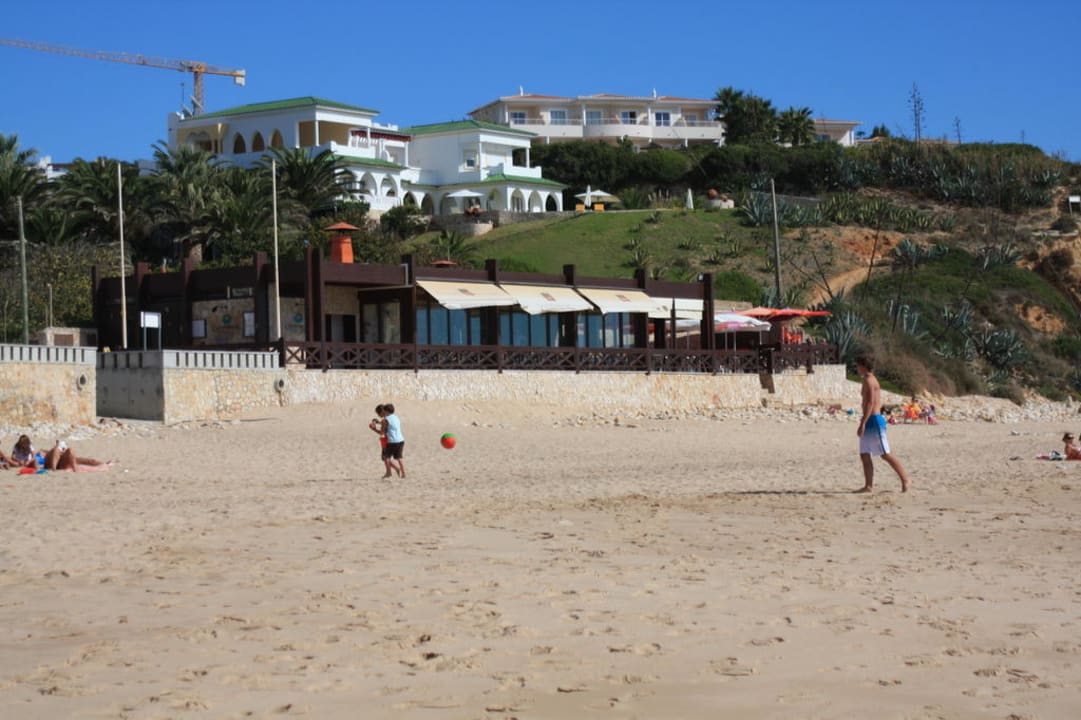 Strandbar mit Trampelpfad und Hotel rechts hinten Hotel Clube Porto Mos
