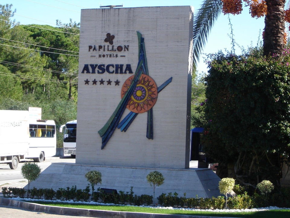 Eingangsbereich an der Straße Papillon Ayscha