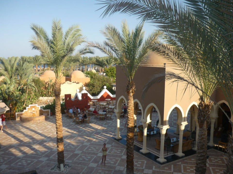 Blick vom 1. Stock der Lobby zum Grand Cafe Grand Makadi