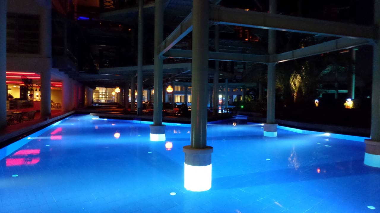 Ein kleiner Teil der riesigen Wasserwelt bei Nacht Limak Lara Deluxe Hotel & Resort