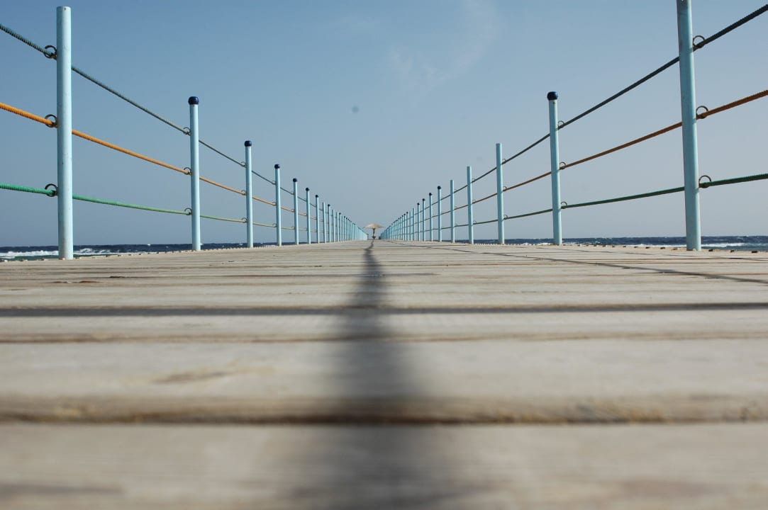 Steg zum Korallenriff Three Corners Happy Life Beach Resort