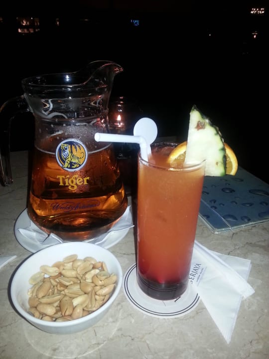 Tolle Bar mit netter abendlicher Unterhaltung Berjaya Langkawi Resort