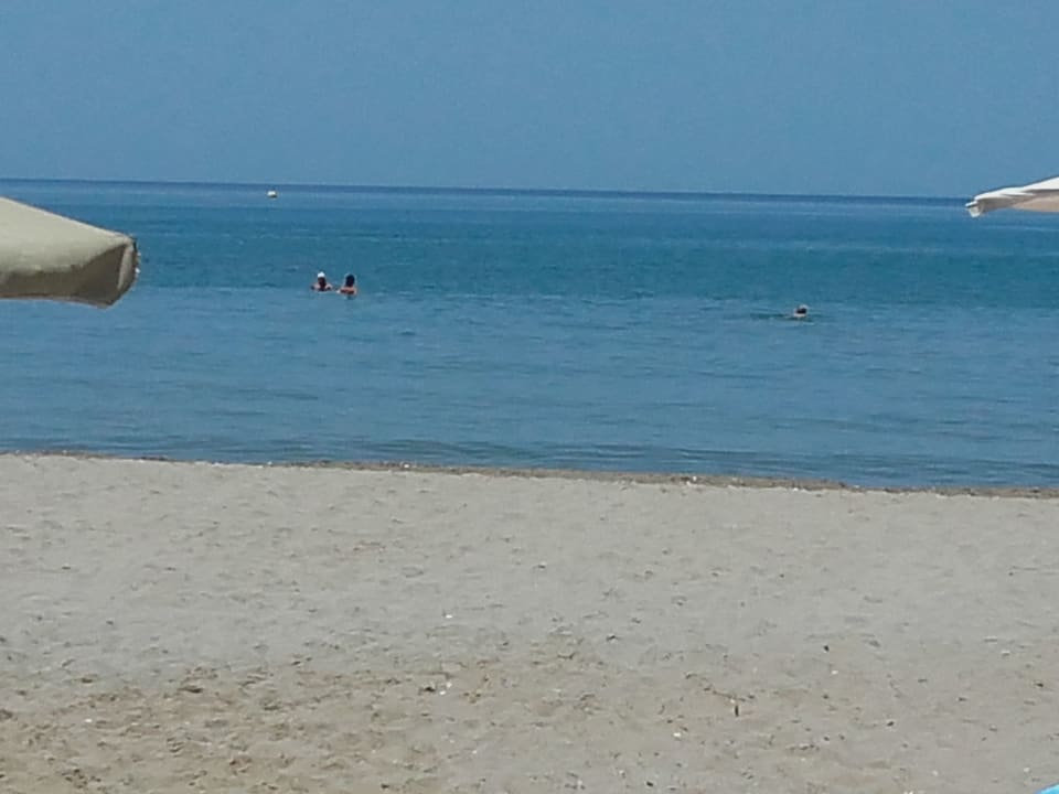 Flach abfallender Sandstrand, sauberes Wasser HARPIN Happy Days Beach Hotel