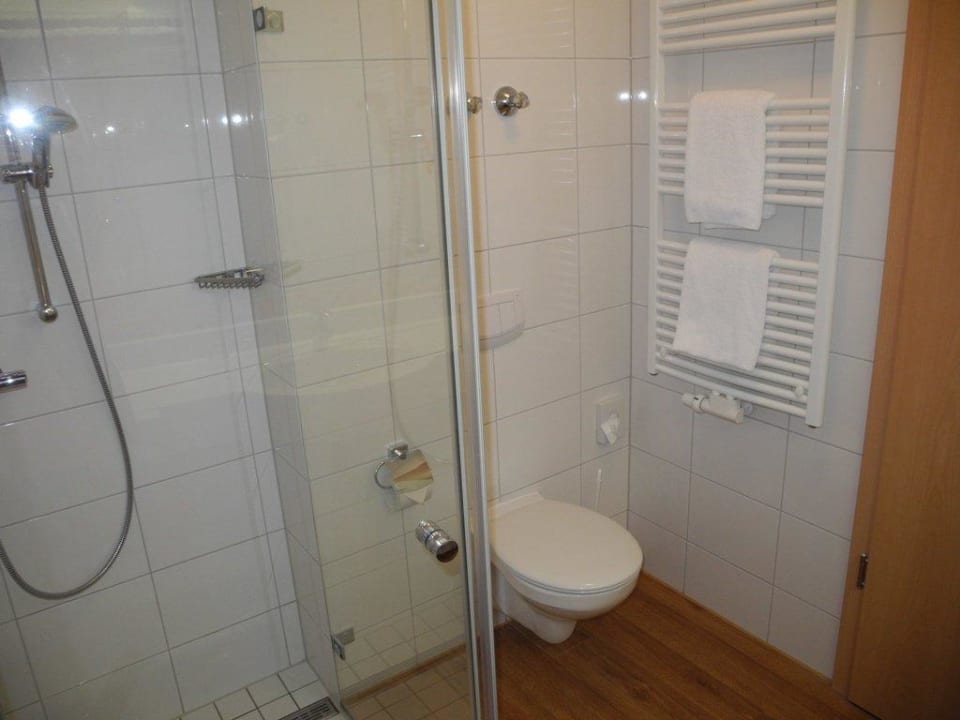 Bad im Zimmer Nr. 336 R&R Strandhotel Baabe