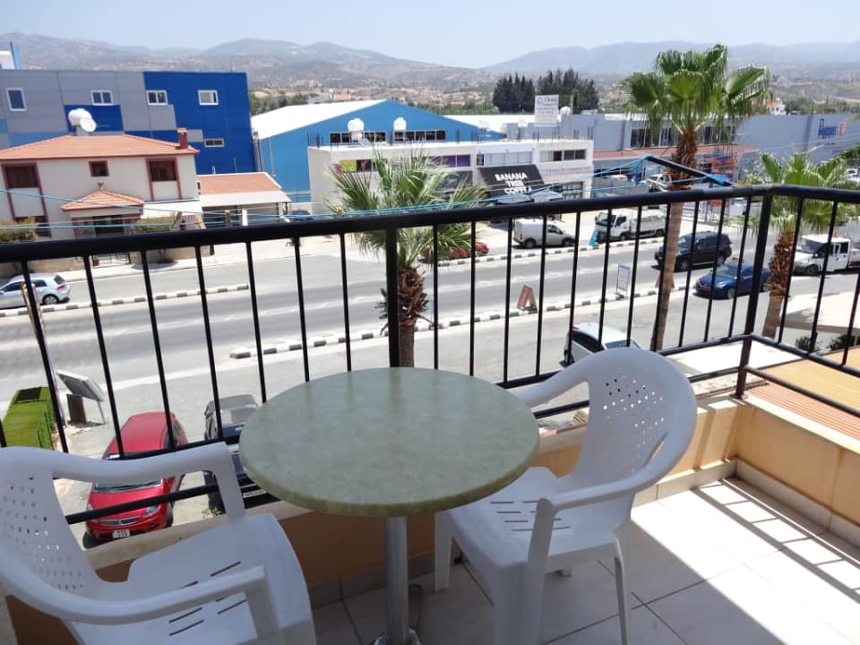 Balkon Petsas Apartments & Tavern