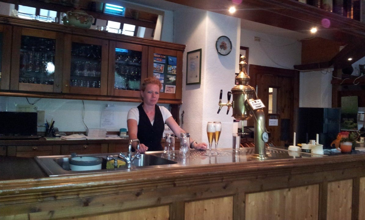 Bedienung im Restaurant Landhotel Storchenkrug