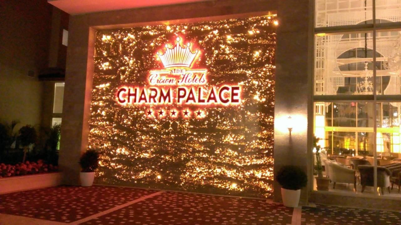 Hotelname am Eingang Well Palace Side