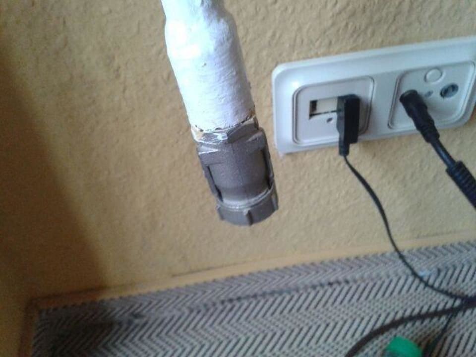 Das ist fertig - Rohre im Zimmer Landhotel Harz