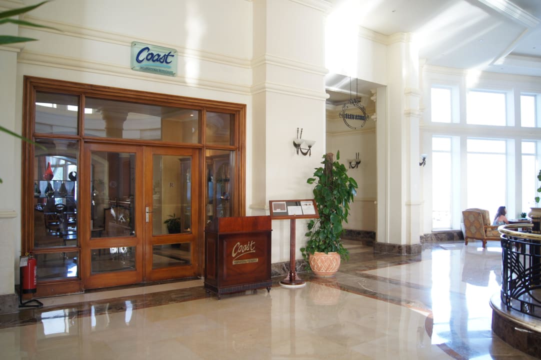 Eingang ins Hauptrestaurant "Coast" Renaissance Sharm El Sheikh Golden View Beach Resort