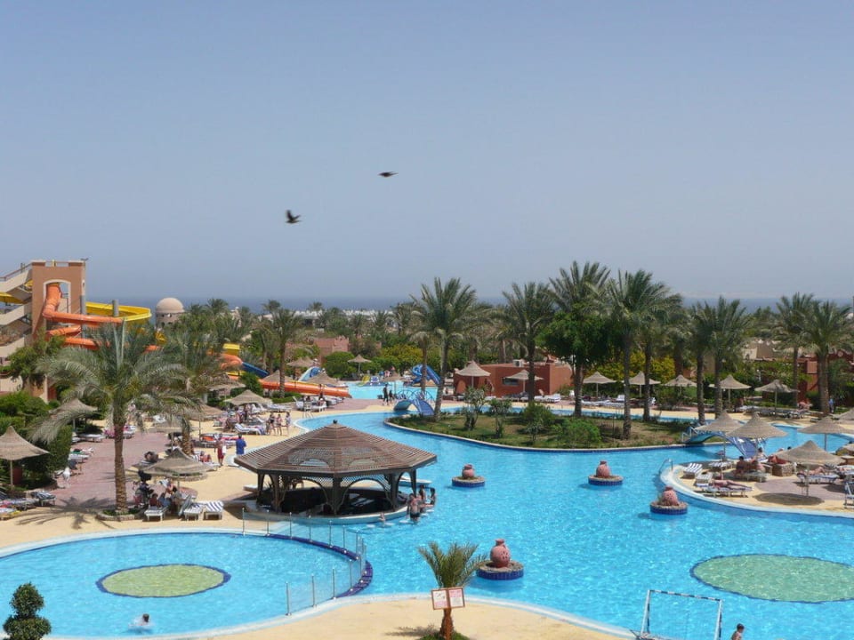 Der Pool von unserem Zimmer ausgesehen Hotel Nubian Village