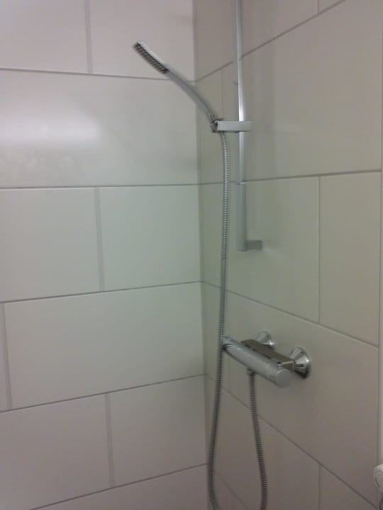 Blick in die Dusche auf die moderne Duscharmatur Credé Hotel garni