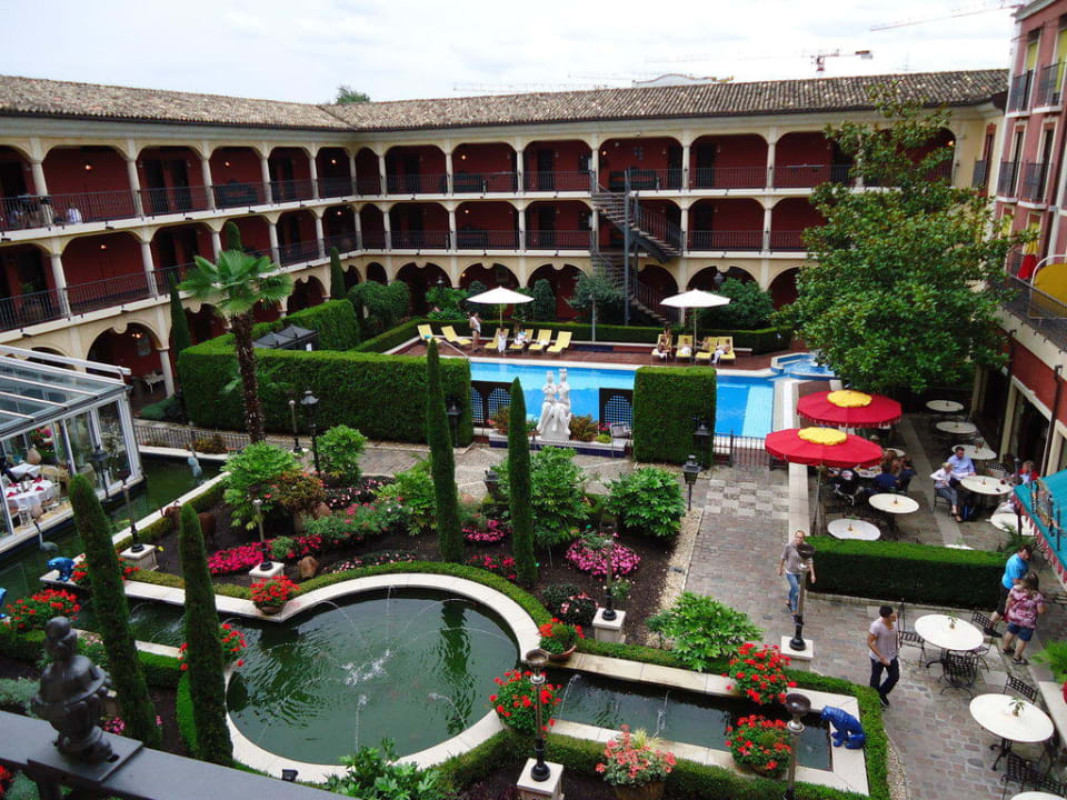 Innenhof mit Pool Hotel El Andaluz Europa-Park