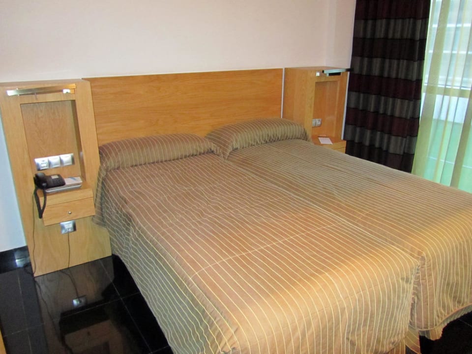 Das Schlafzimmer NH Barcelona Fira Suites