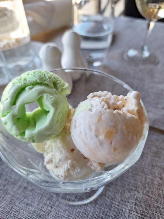 Gastro Le Peninsula Bay Beach Resort & Spa