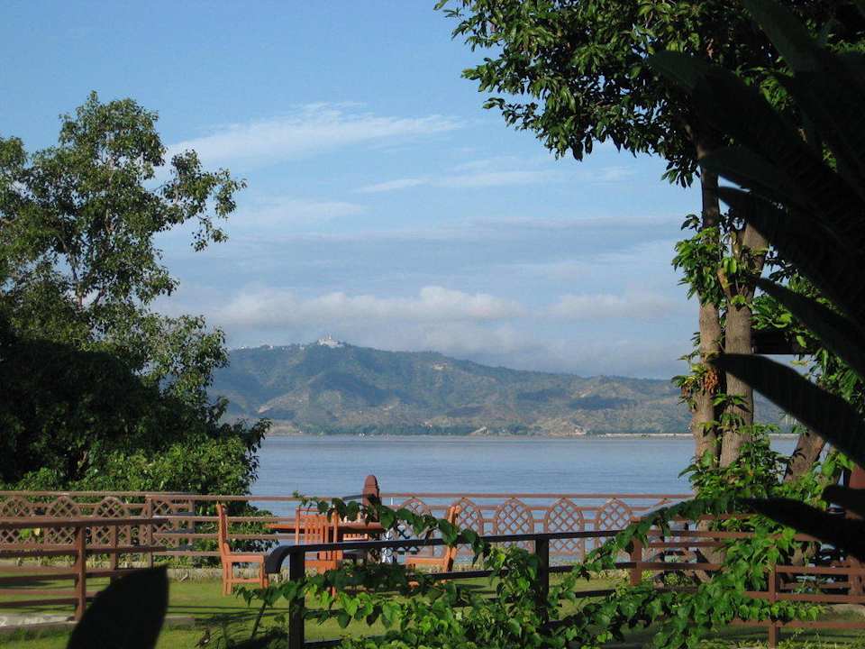 Blick auf den Ayeyarwady Hotel Bagan River View