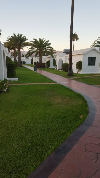 Weg durch die Bungalowanlage Canary Garden Club