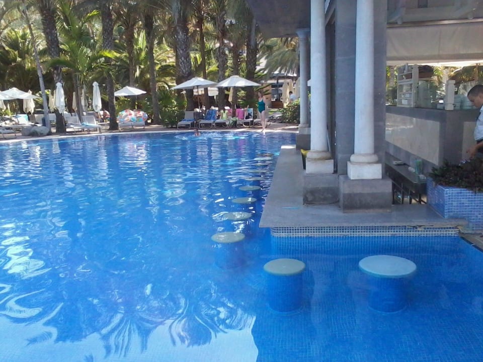 Eine der Poolanlagen mit Ziel Poolbar Lopesan Costa Meloneras, Resort & Spa