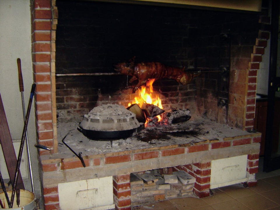 Spanferkel am Spiess Hotel Zlatni Lav