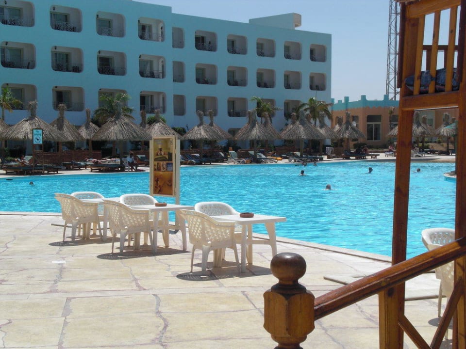 Blick auf die Zimmer und ein Teil des Pools Titanic Resort & Aqua Park