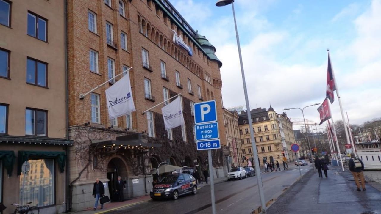 Vor dem Hotel Hotel Radisson Blu Strand