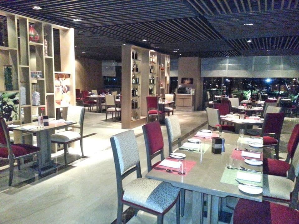 Dinner im Cafe Knosh The Leela Ambience Convention Hotel Delhi