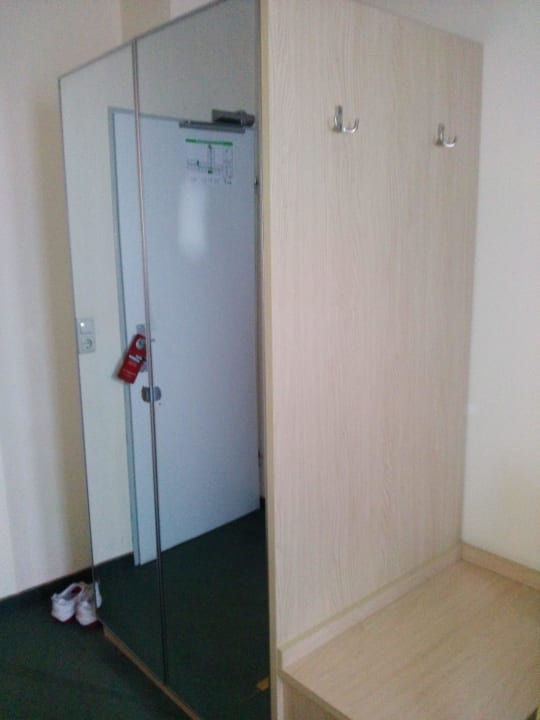 Kleiderzimmerschrank PLAZA INN Hamburg Moorfleet