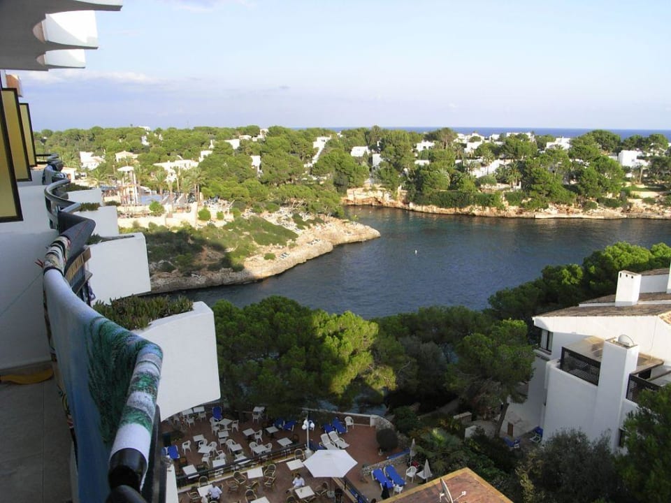 Ausblick vom Zimmer 502 auf die Hotelterrasse Cabot Cala Ferrera